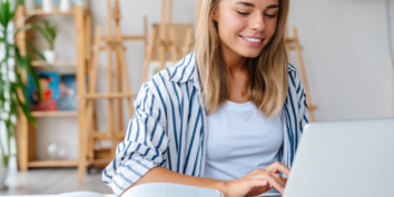 Picture of woman signed up for online digital marketing course